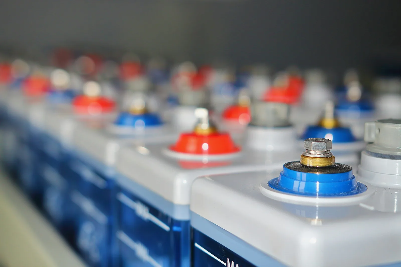 Reihen stationärer Batteriezellen mit roten und blauen Polen